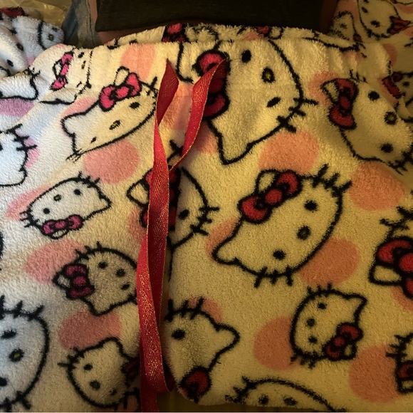 Hello kitty pjs - Picture 2 of 5